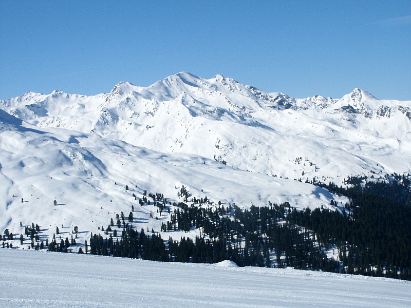 Austria, narty 076.jpg - No. A teraz można sobie popatrzyć na góry. I pojechać do domu bo to koniec. I bomba. Kto karwingu w See nie zaznał ten trąba. ;)